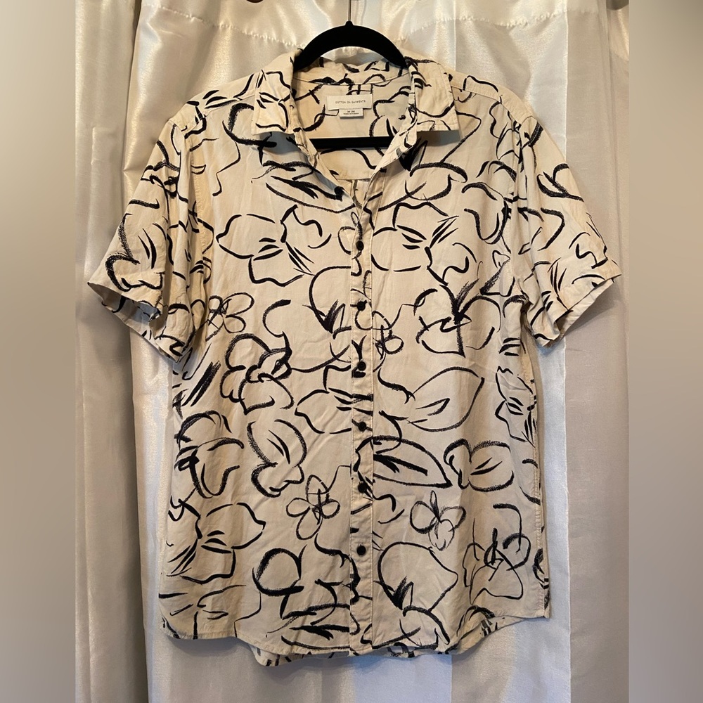 Men’s Cotton On button down shirt with black sketchy pattern Size M